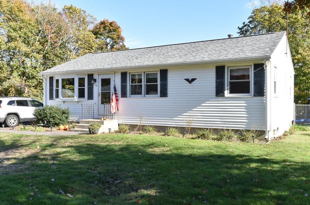 90 Grove Ave, North Kingstown, RI 02852