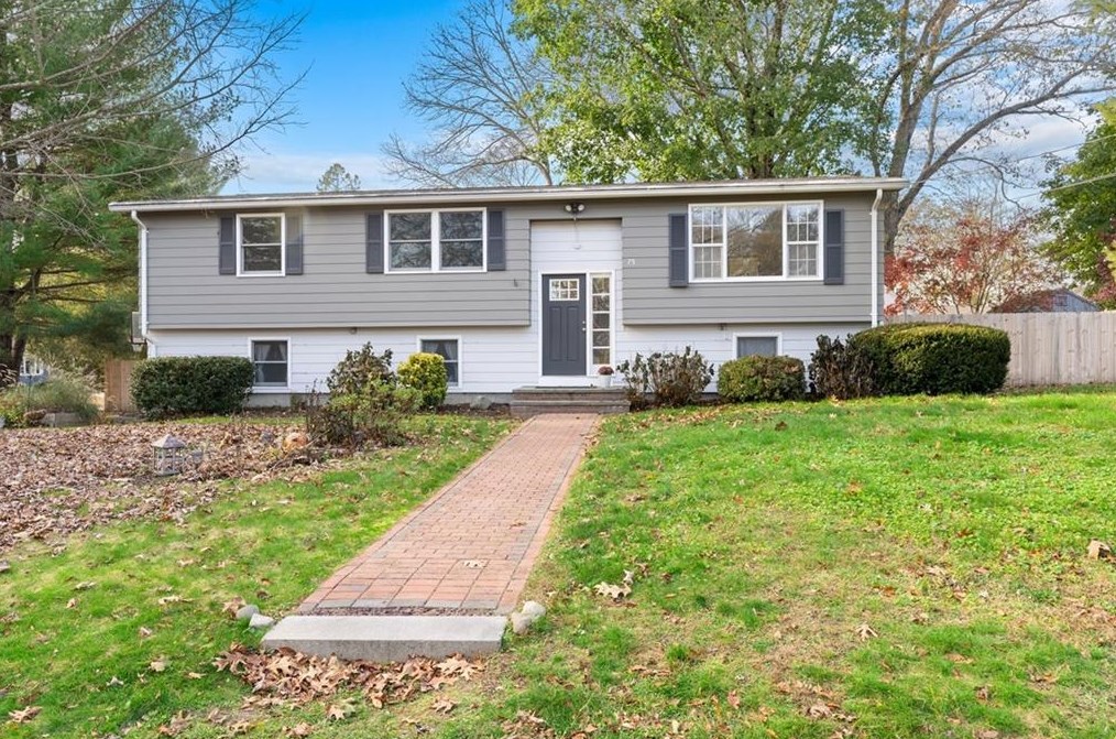 75 Barolay Dr, North Kingstown, RI 02852