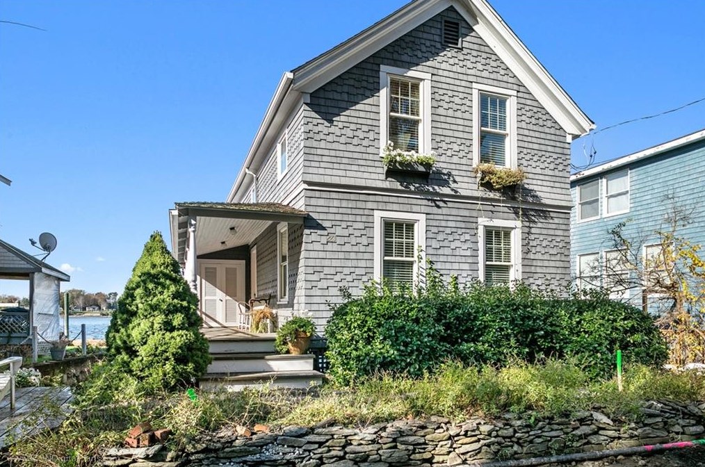 281 Riverside Dr, Tiverton, RI 02878