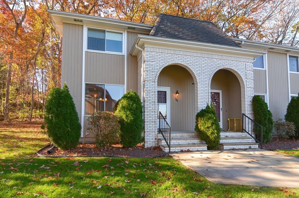 301 Woodside Dr, Providence, RI 02904