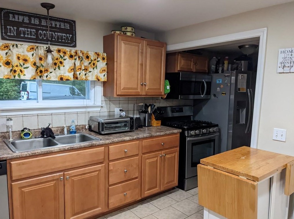 13 Howard St, Smithfield RI  02917-3639 exterior