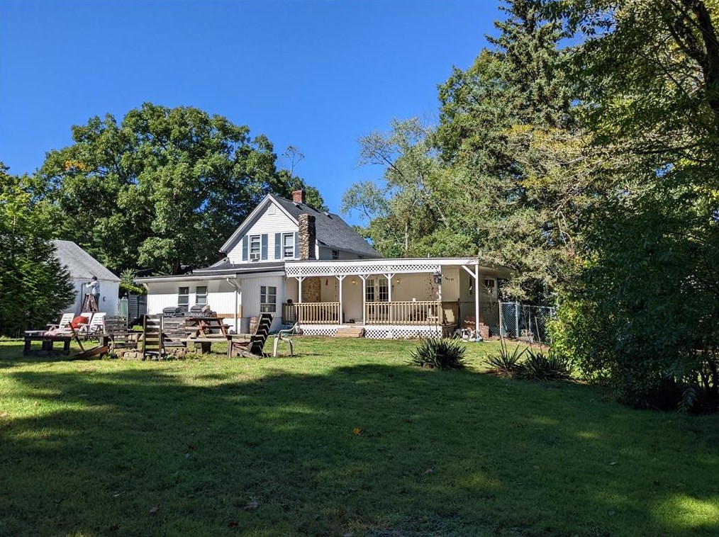 13 Howard St, Smithfield RI  02917-3639 exterior