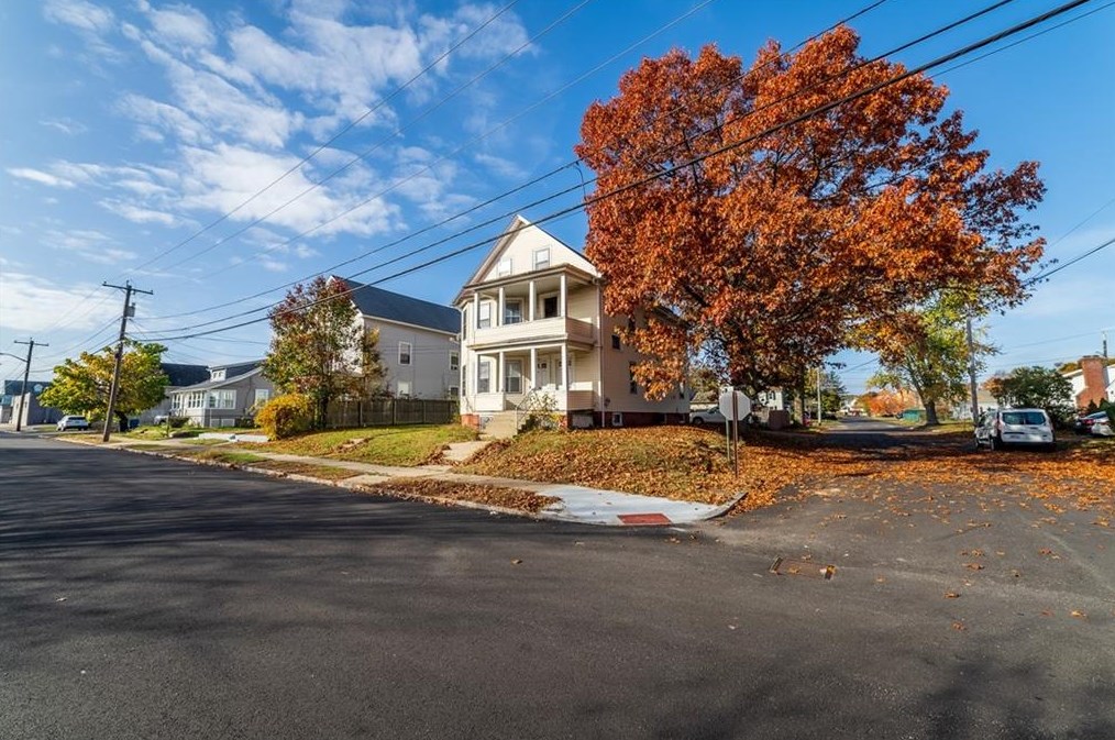 253 Doric Ave, Cranston, RI 02910-2117