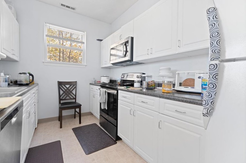 98 Mill St #201, Woonsocket, RI 02895