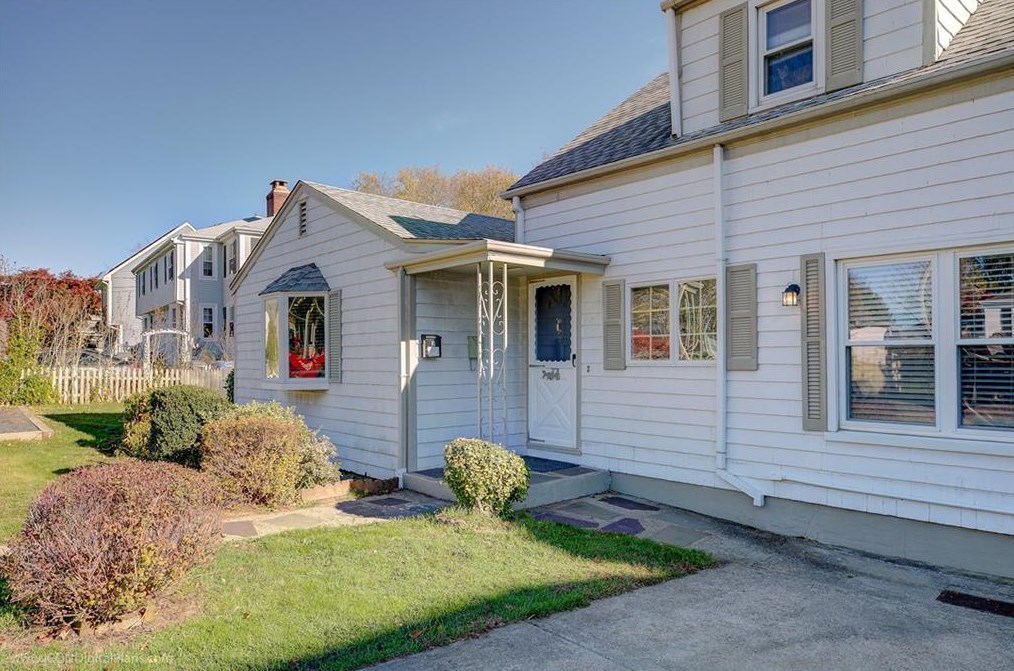 4 Rego Rd, Middletown, RI 02842