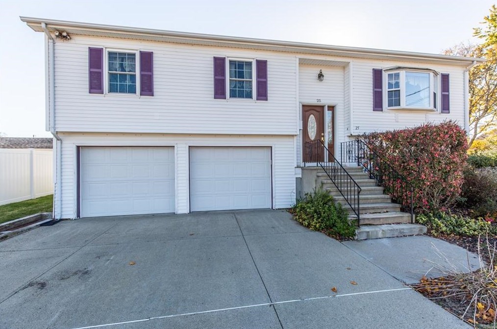 25 Parkview Dr, Pawtucket, RI 02861-3906
