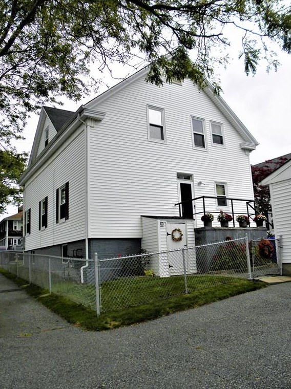 615 Wood St, Bristol RI 02809-2307 exterior