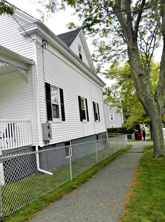 615 Wood St, Bristol RI 02809-2307 exterior