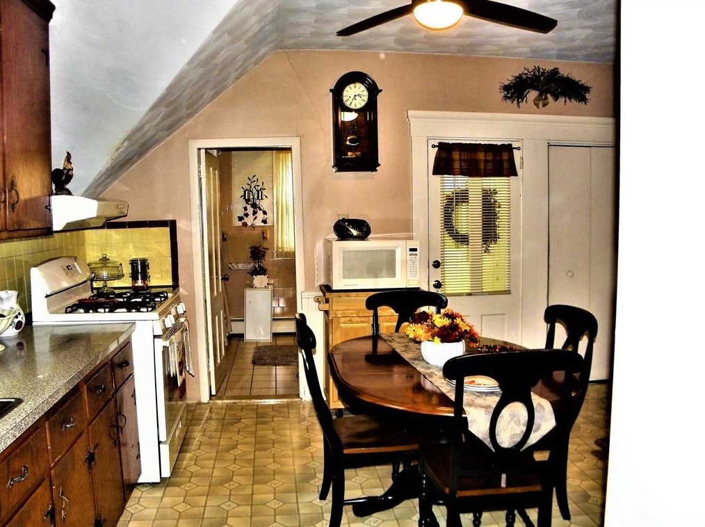 615 Wood St, Bristol RI 02809-2307 exterior