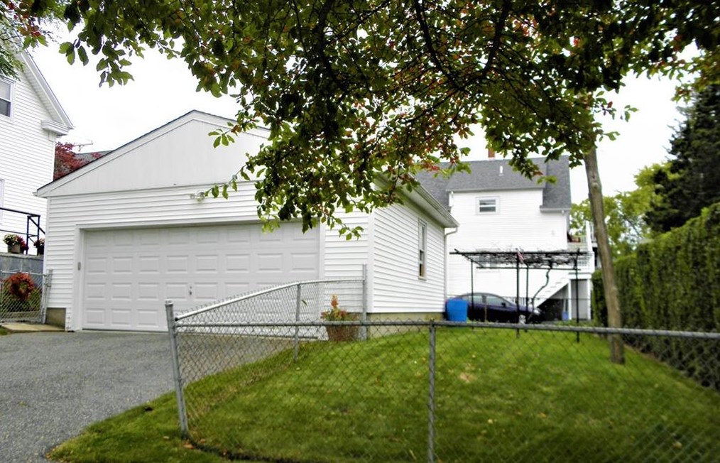 615 Wood St, Bristol RI 02809-2307 exterior