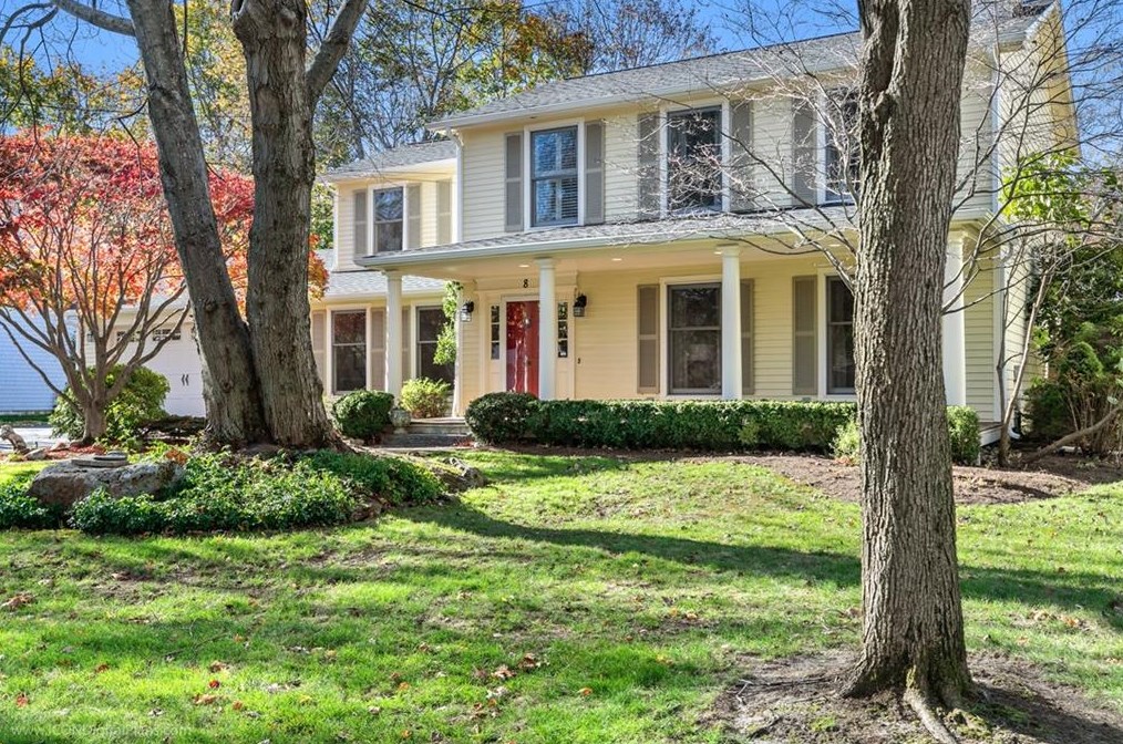 8 Simmons Rd, Barrington, RI 02806