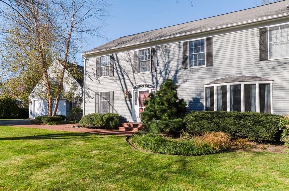 12 Seaview Dr, Barrington, RI 02806