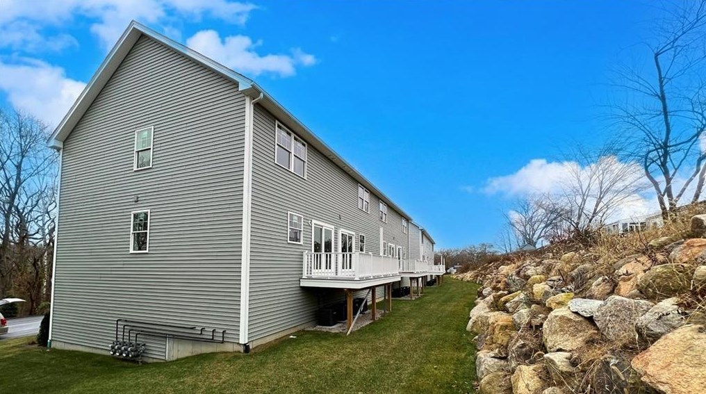 83 Pulaski St, West-Warwick, RI 02893 exterior