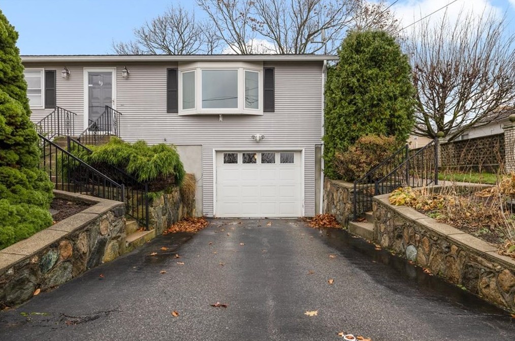 9 Geranium Cir, Cranston, RI 02920-4706