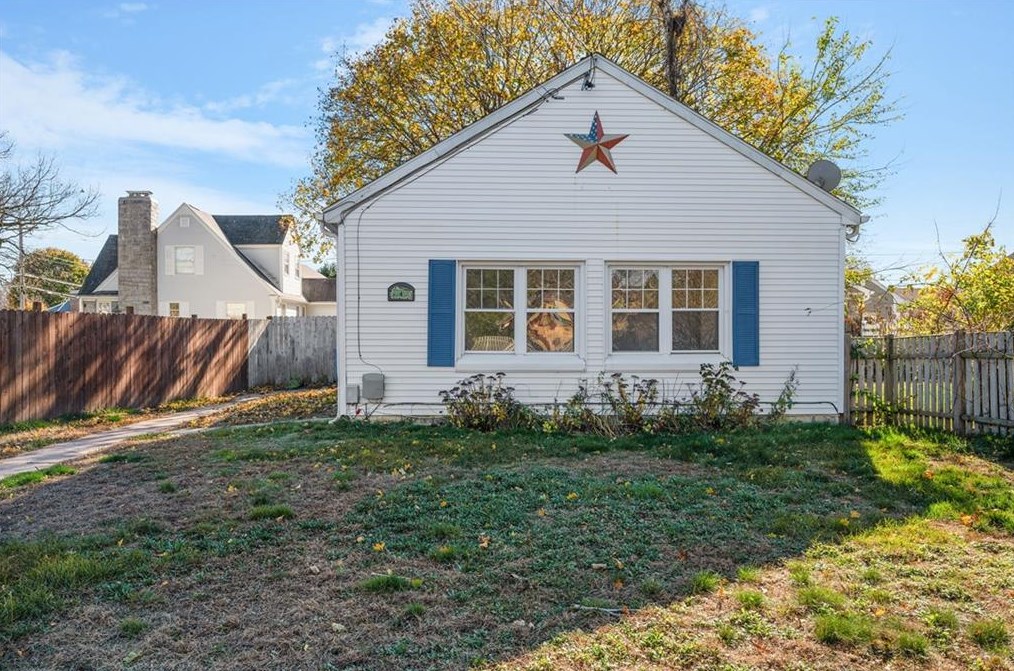 4 Chestnut St, Cumberland, RI 02864