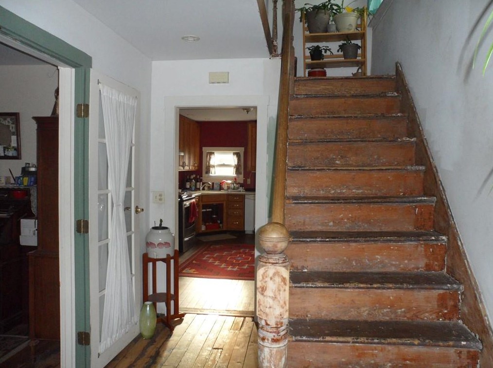 16 Gould St, Middletown, RI 02840