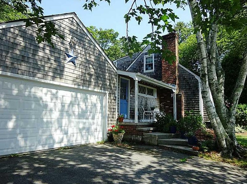 48 Pleasant St, Portsmouth, RI 02871