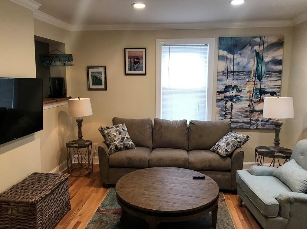 21 Stockholm St, Middletown, RI 02840