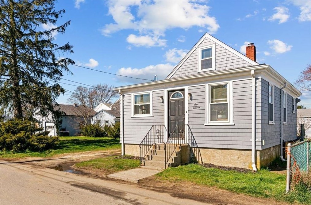 111 Cedar Ave, Portsmouth, RI 02871