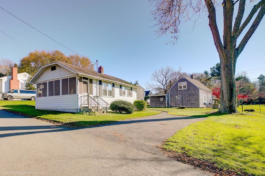 33 Sakonnet Dr, Portsmouth, RI 02871-5909