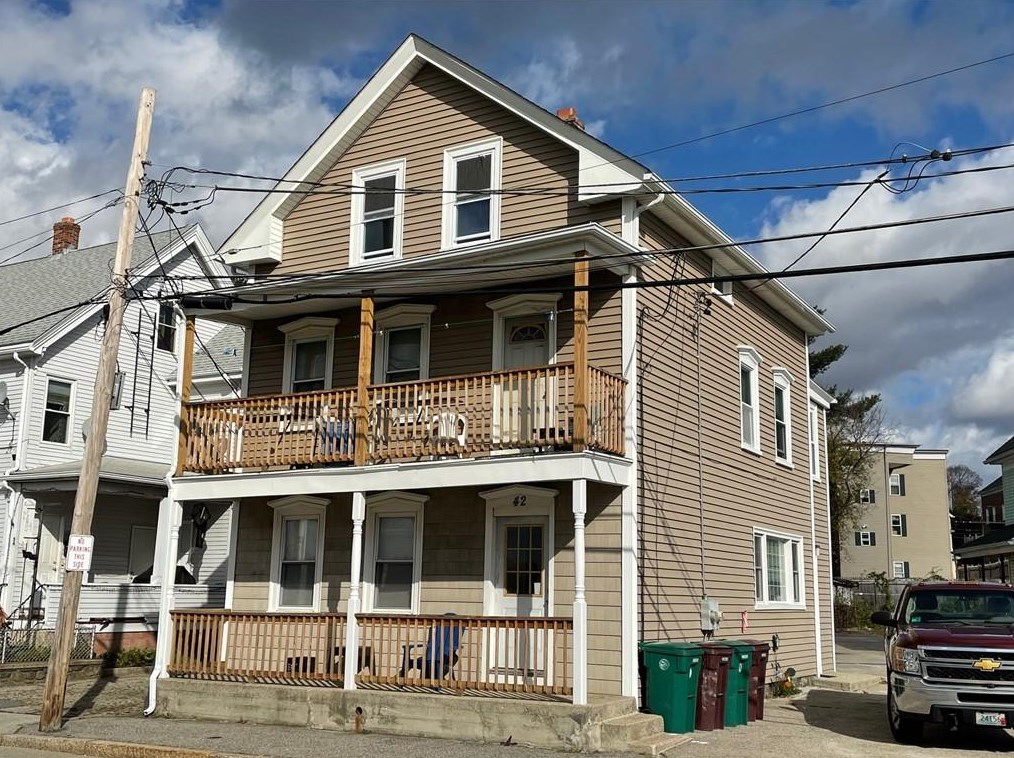 42 Elbow St, Woonsocket, RI 02895