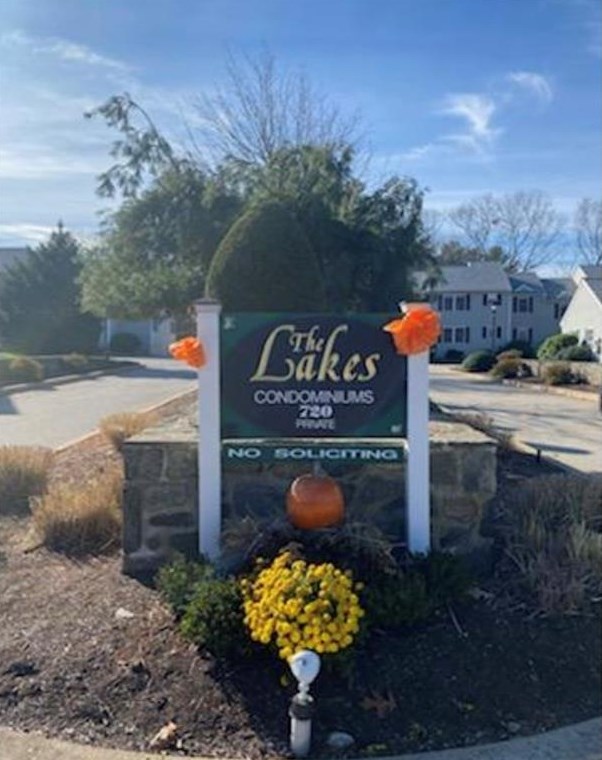 720 Putnam Pike, Smithfield RI  02828-1448 exterior