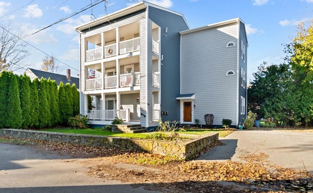 3 William St, Bristol, RI 02809-2111