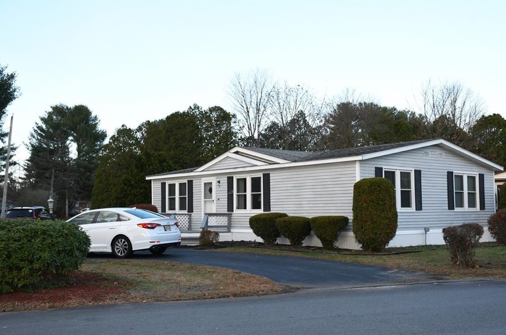 4 Lear Dr, Coventry, RI 02816