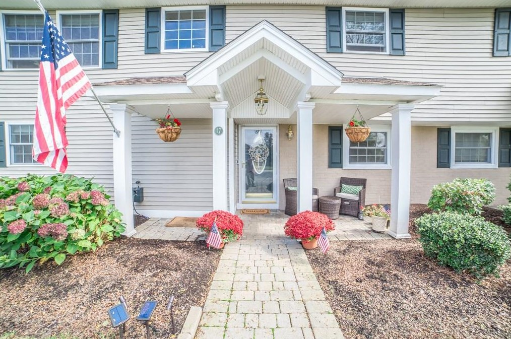 17 Leland Point Dr, Portsmouth, RI 02871