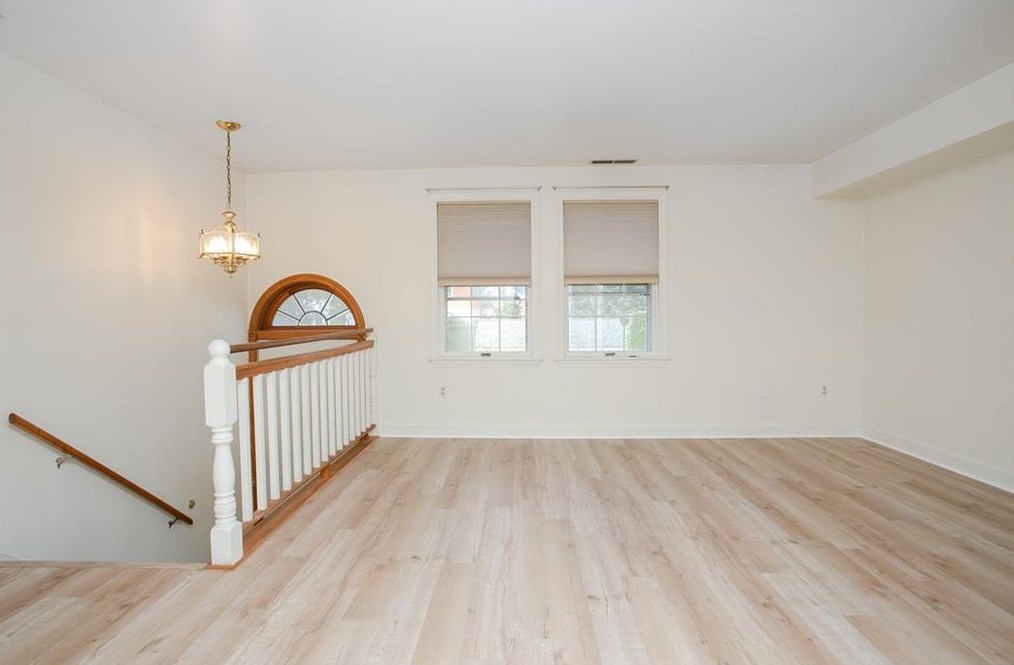 33 Van Zandt Ave Apt 2, Middletown, RI 02840
