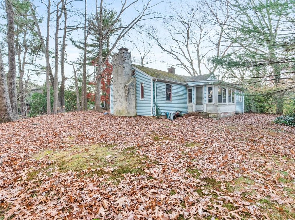 14 Weaver Rd, Providence, RI 02919