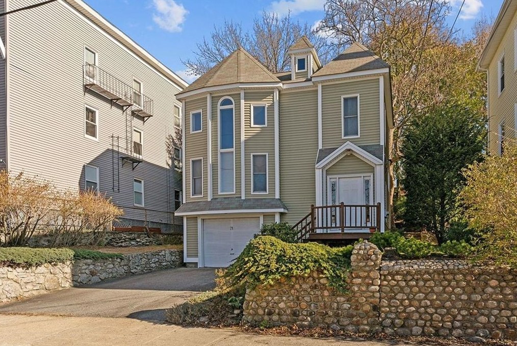71 Salisbury St, Woonsocket, RI 02895
