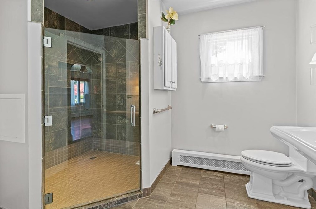 52 Kingswood Rd, Bristol RI  02809-1646 exterior