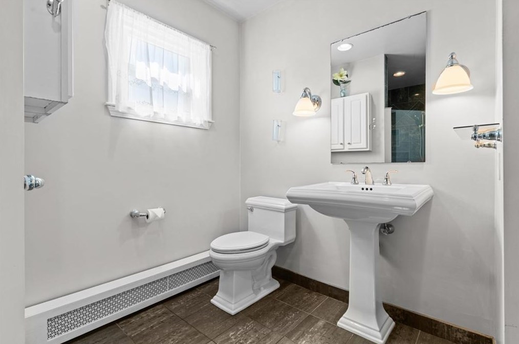 52 Kingswood Rd, Bristol RI  02809-1646 exterior