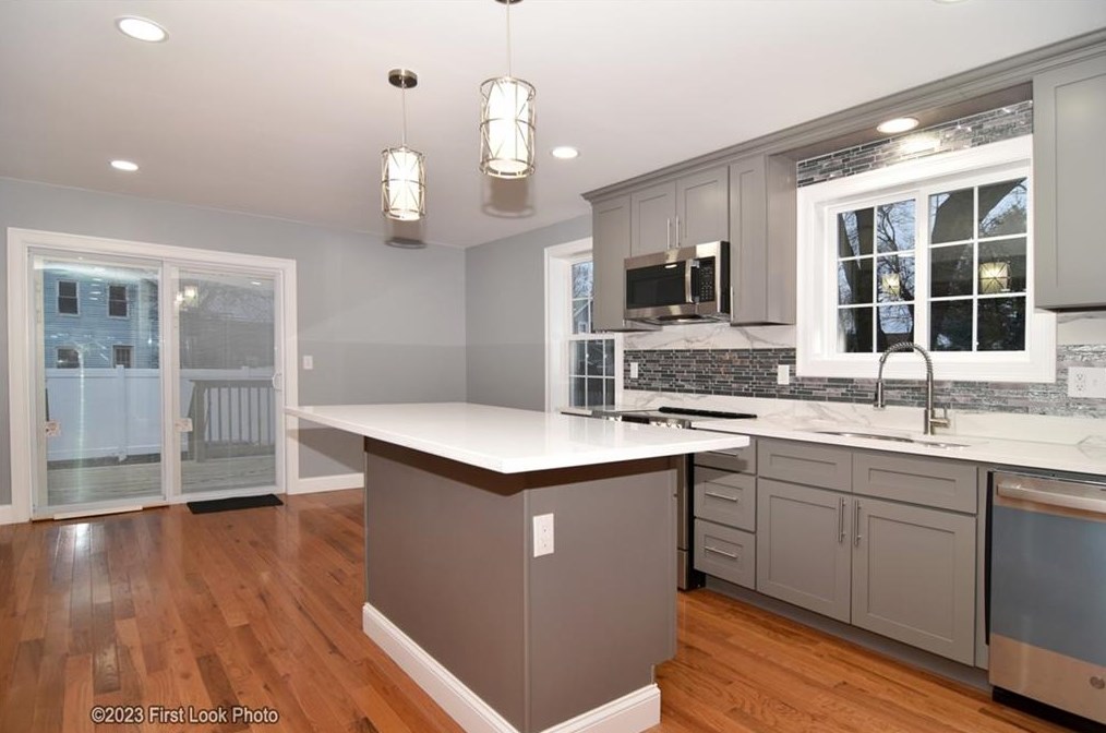 10 Lucas St, Pawtucket RI  02860-1510 exterior