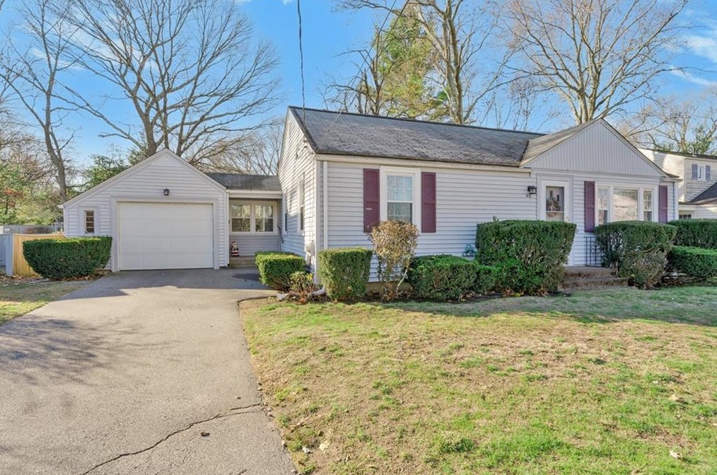 40 Gillan Ave, Warwick, RI 02886