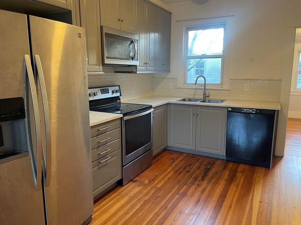 3 Princeton St #b, Middletown, RI 02840