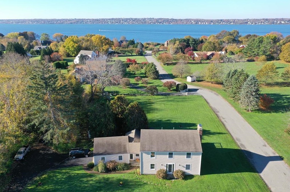 387 Nanaquaket Rd, Tiverton, RI 02878