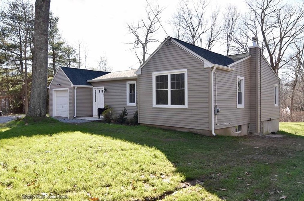 941 Chopmist Hill Rd, Scituate, RI 02857