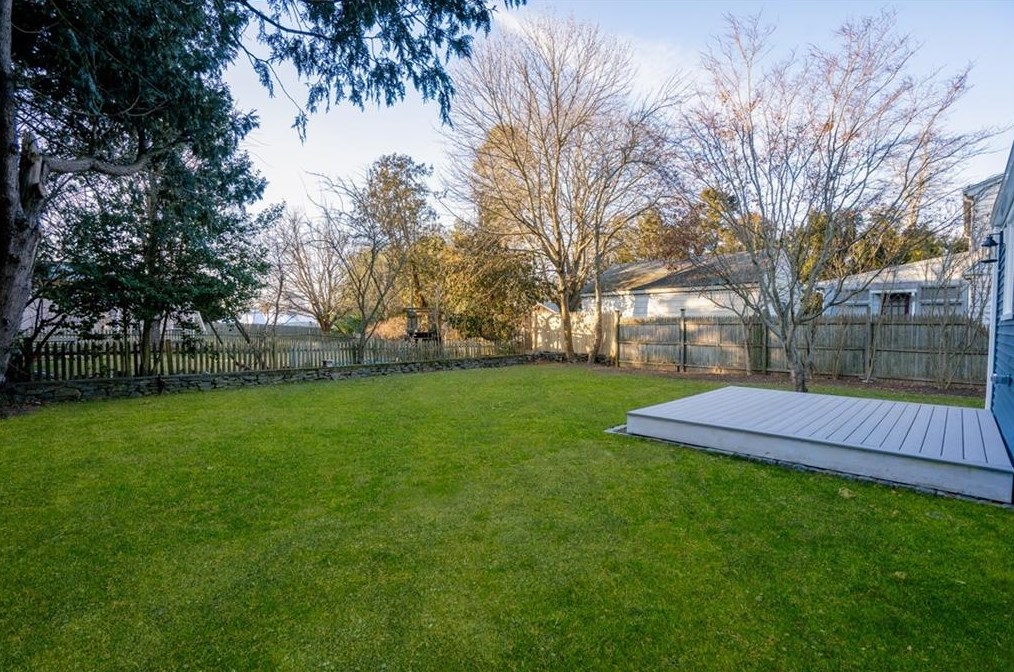 8 Jesse Davis Ln, Barrington RI  02806-4422 exterior