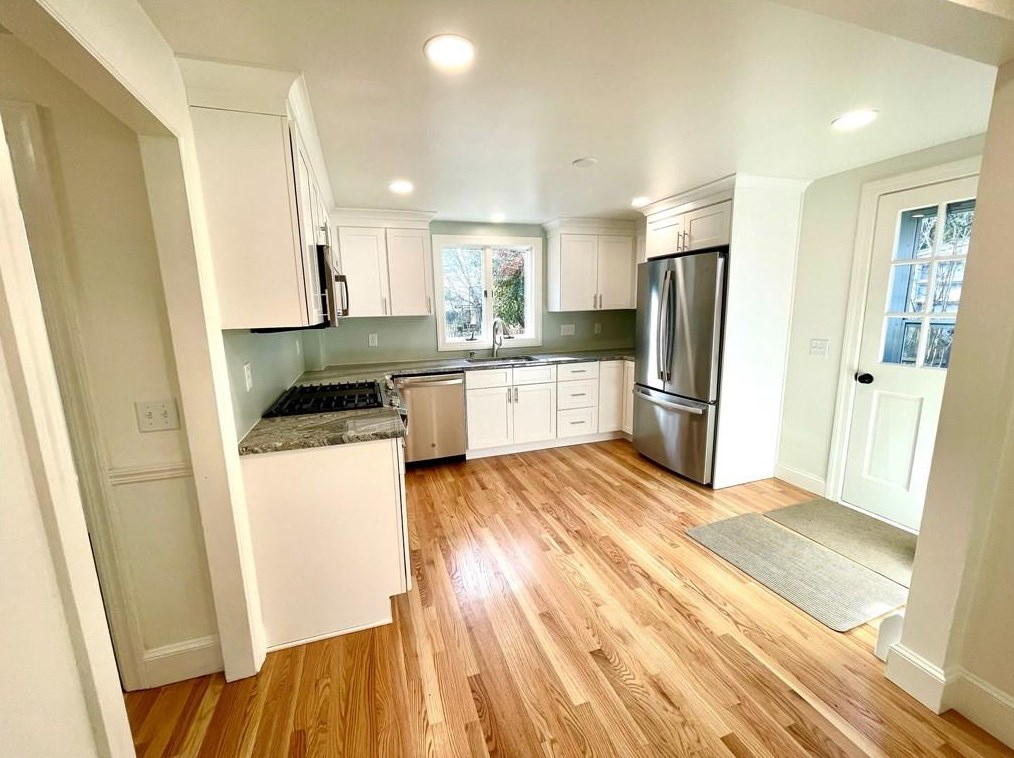 8 Jesse Davis Ln, Barrington RI  02806-4422 exterior