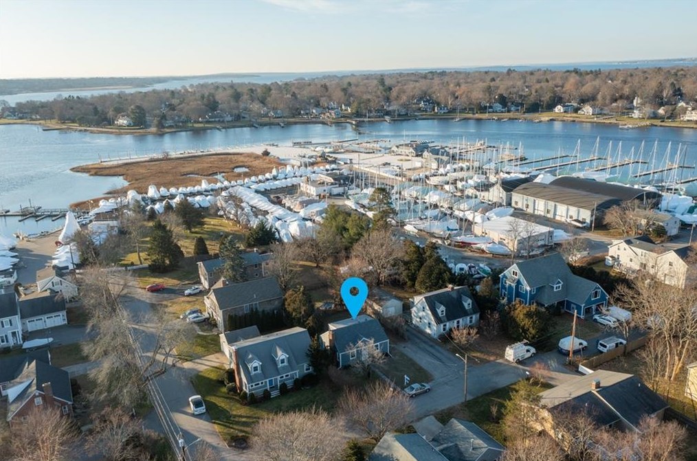 8 Jesse Davis Ln, Barrington RI  02806-4422 exterior