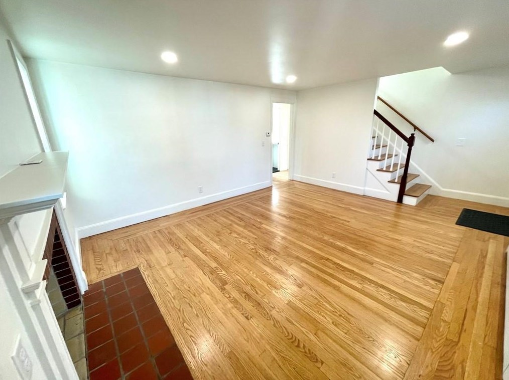 8 Jesse Davis Ln, Barrington RI  02806-4422 exterior