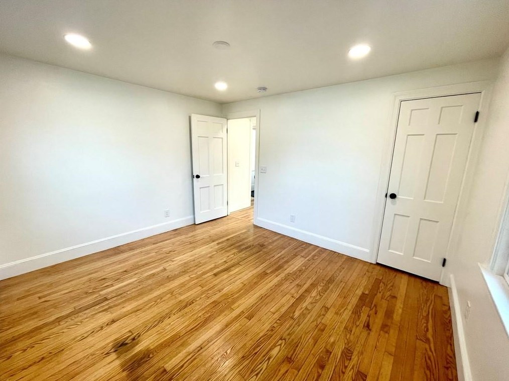 8 Jesse Davis Ln, Barrington RI  02806-4422 exterior