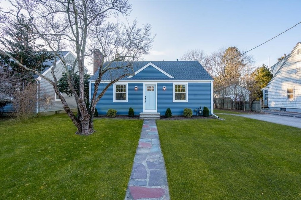 8 Jesse Davis Ln, Barrington RI  02806-4422 exterior