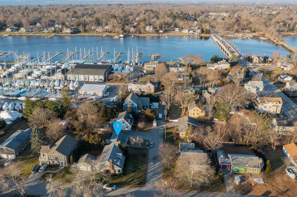 8 Jesse Davis Ln, Barrington RI  02806-4422 exterior