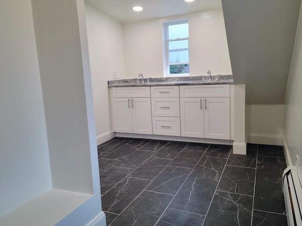 8 Jesse Davis Ln, Barrington RI  02806-4422 exterior