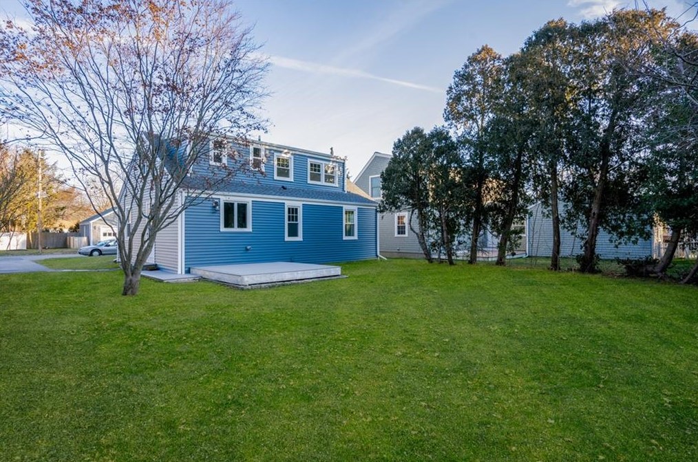 8 Jesse Davis Ln, Barrington RI  02806-4422 exterior