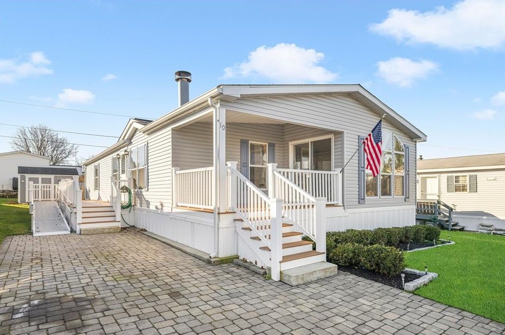 10 Scotty Dr, Portsmouth, RI 02871