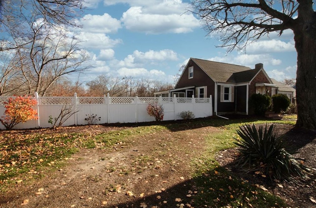 8 Ferncliff Ave, Warwick, RI 02886
